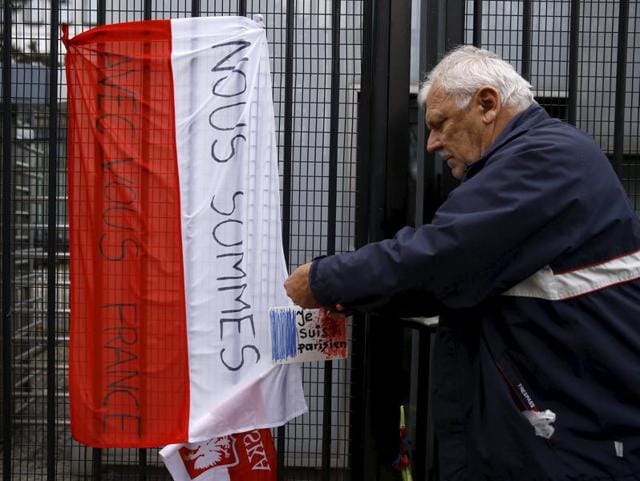 A man places a drawing depicting the French flag and carrying the words ‘I am Parisian’ on the fence of the French embassy after attacks in Paris on Friday, in Warsaw, Poland November 14, 2015. (REUTERS Photo)
