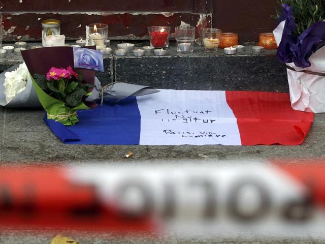 Flowers and candles are seen placed outside the Le Carillon restaurant the morning after a series of deadly attacks in Paris , November 14, 2015. (REUTERS Photo)