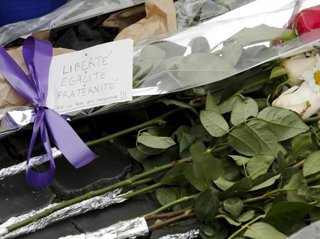 Flowers placed in sympathy with the victims of the Paris attacks are seen in front of the French embassy in Rome, Italy November 14, 2015. (REUTERS Photo)
