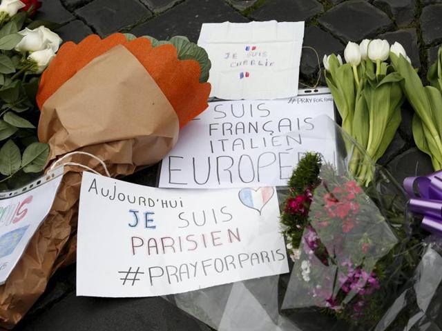 Flowers and signs placed in sympathy with the victims of the Paris attacks are seen in front of the French embassy in Rome, Italy November 14, 2015. (REUTERS Photo)