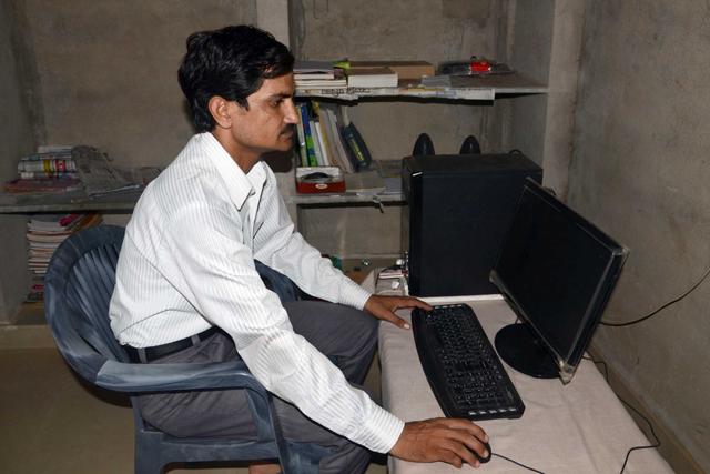 Imran khan, a mathematics teacher at a government Sanskrit senior secondary school, has no formal knowledge in computers and gleaned everything from what he calls “Google gurudev”. (HT File Photo)
