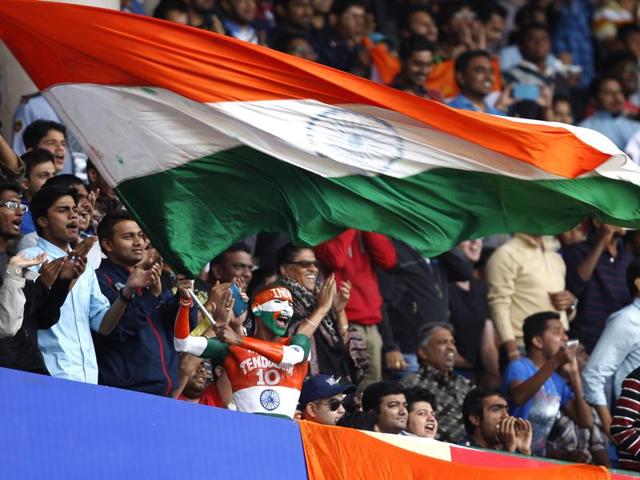 Indian fans cheer during play. (Ajay Aggarwal/HT Photo)