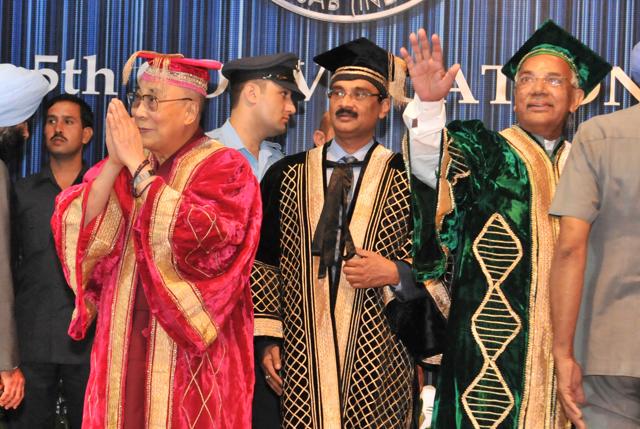 Dalai Lama along with Punjab and Haryana governer Kaptan Singh Solanki during the convocation. (HT Photo ) Dalai Lama along with Punjab and Haryana governer Kaptan Singh Solanki during the convocation. (HT Photo )