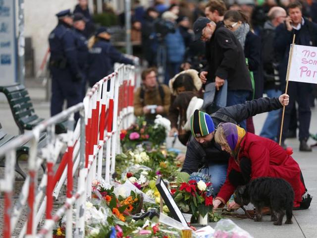 People lay flowers outside the French embassy in Berlin, Germany after attacks in Paris, November 14, 2015. (REUTERS Photo)