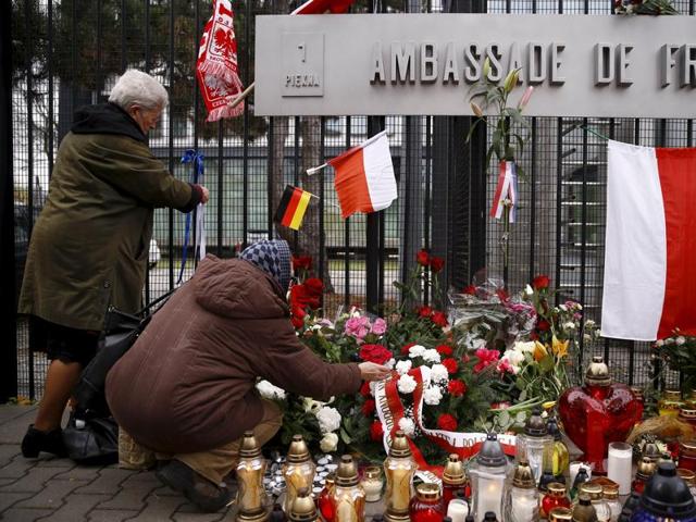 People lay candles and flowers in front of the French embassy after attacks in Paris on Friday, in Warsaw, Poland November 14, 2015. (REUTERS Photo)
