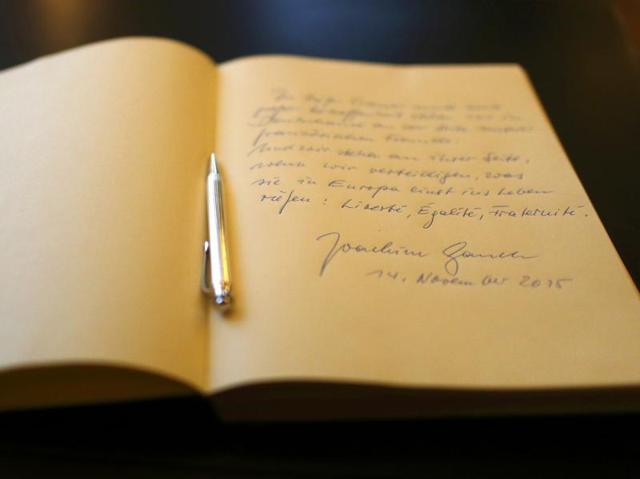 Picture shows the message left by German President Joachim Gauck in the book of condolences at the French embassy in Berlin, Germany, November 14, 2015, after gunmen and bombers attacked restaurants, a concert hall and a sports stadium at locations across Paris on Friday. (REUTERS Photo)