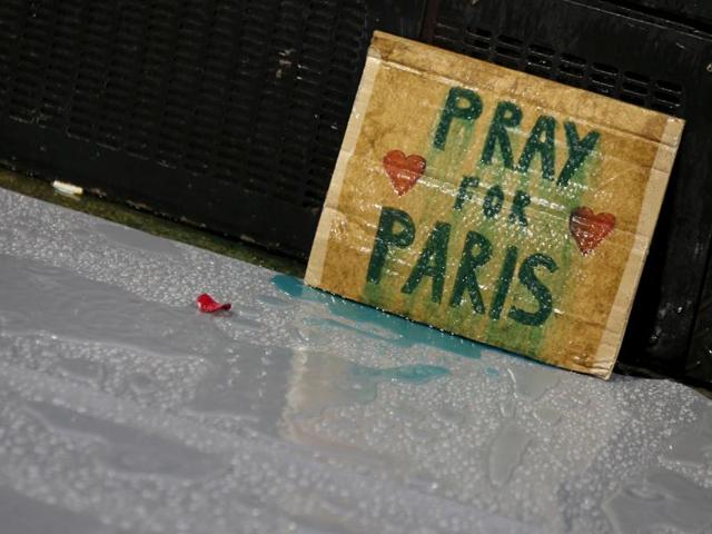 A handmade placard in support of the victims of the Paris shootings, sits in the rain during a candlelight vigil for the victims of the Paris attacks in Sydney, Australia, November 14, 2015. (REUTERS Photo)