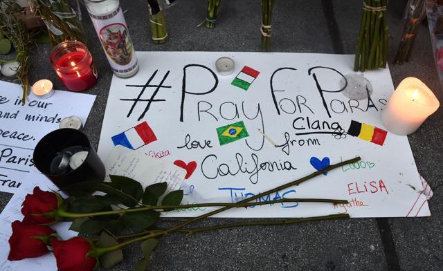 A sign shows support for Paris during a vigil in front of the French Consulate General in San Francisco, California. (AFP)