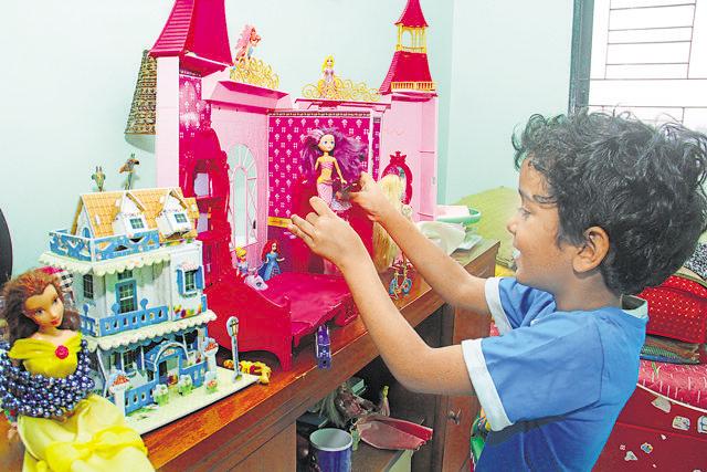 Rehaan Iyer Agarwal, 6, from Mumbai loves turning his mother’s dupattas into ‘ball gowns’, stringing beads into accessories and making Playdoh dresses for his dolls. (PRAMOD THAKUR/HT)
