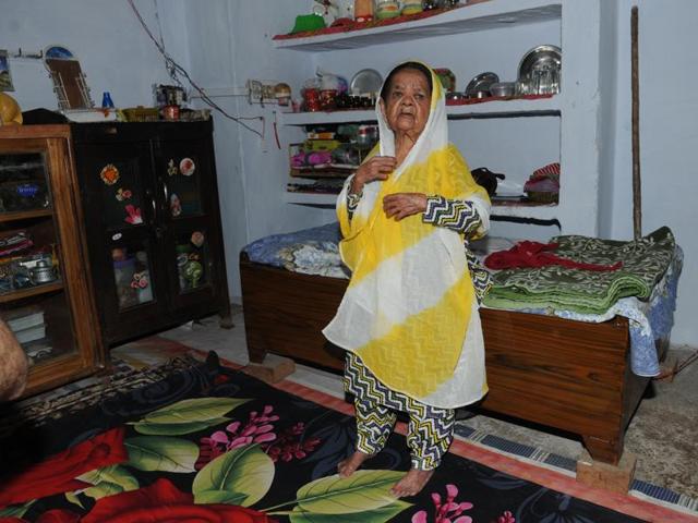 Three-foot-tall Zeenat Bi has been living with a well-wisher Mohammad Abrar, for the past two decades in a congested by-lane in the Jehangirabad locality of Bhopal. (Praveen Bajpai/HT photo) Three-foot-tall Zeenat Bi has been living with a well-wisher Mohammad Abrar, for the past two decades in a congested by-lane in the Jehangirabad locality of Bhopal. (Praveen Bajpai/HT photo)