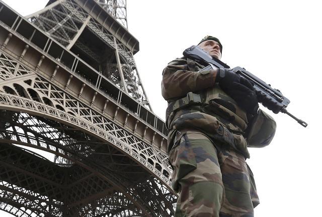 French military patrol near the Eiffel Tower the day after a series of deadly attacks in Paris. (Reuters Photo) French military patrol near the Eiffel Tower the day after a series of deadly attacks in Paris. (Reuters Photo)