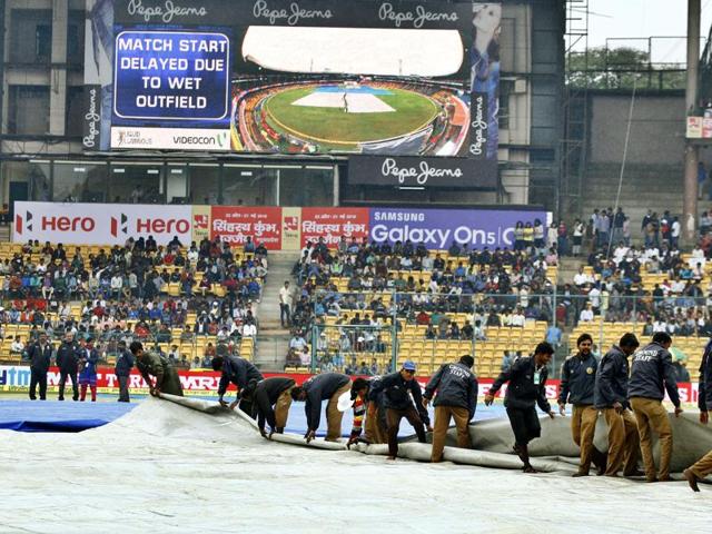 Ground staff cover the ground after rain delays the start of play on the second day of the second Test match between India and South Africa at the M Chinnaswamy Stadium in Bengaluru on November 15, 2015. (Ajay Aggarwal/HT Photo) Ground staff cover the ground after rain delays the start of play on the second day of the second Test match between India and South Africa at the M Chinnaswamy Stadium in Bengaluru on November 15, 2015. (Ajay Aggarwal/HT Photo)