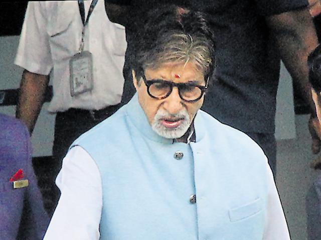Amitabh Bachchan spotted at the Mumbai airport, isn’t in the best of his moods. (Photo: Yogen Shah/HT)