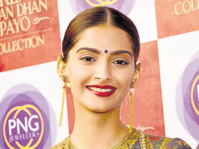 Sonam Kapoor’s monochrome bindi adds grace to her look. (INSTAGRAM)