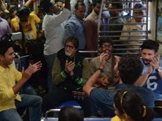 Amitabh Bachchan sings on a Mumbai local train.(TWITTER/AMITABHBACHCHAN)