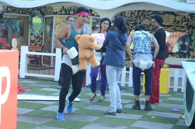 Housemates participating in the task.