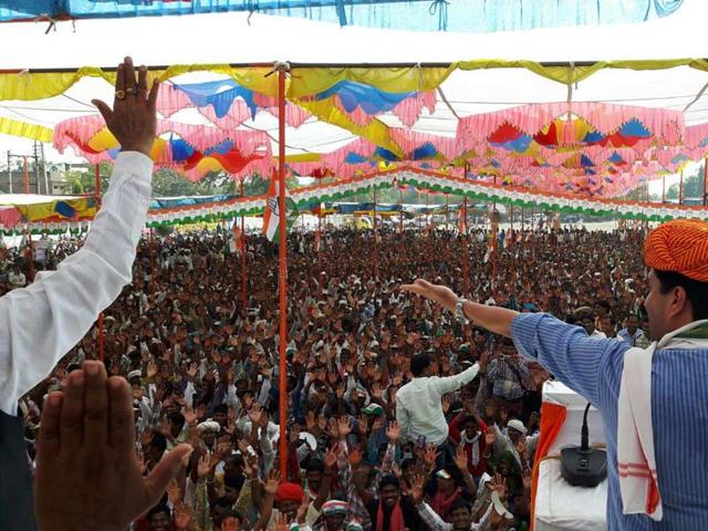 Congress MP Jyotiraditya Scindia addresses an election rally in support of party’s candidate Kantilal Bhuria for Jhabua-Ratlam Lok Sabha by-election in Petlawad on Saturday.(HT photo)