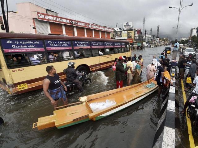 People are rescued by a boat after heavy rains in Chennai on Monday.(PTI) People are rescued by a boat after heavy rains in Chennai on Monday.(PTI)
