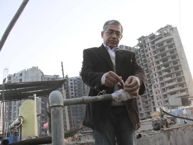 A government official seals a borewell that was being used for a construction project in Gurgaon. Groundwater extraction by households with regular piped connections and industries in scarce water zones was prohibited with effect from Monday. (HT Photo) A government official seals a borewell that was being used for a construction project in Gurgaon. Groundwater extraction by households with regular piped connections and industries in scarce water zones was prohibited with effect from Monday. (HT Photo)
