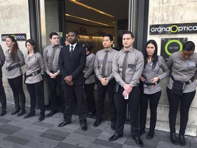 Staff of a shop hold a minute of silence in Paris, France, Monday Nov.16,2015. (AP Photo) Staff of a shop hold a minute of silence in Paris, France, Monday Nov.16,2015. (AP Photo)