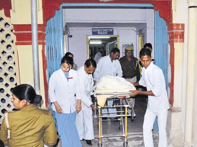 The Russian woman, after an alleged acid attack, carried into an ambulance before being shifted to Delhi from Sir Sunderlal Hospital, BHU, in Varanasi, India, on Saturday, November 14, 2015. (Adarsh Gupta/ HT Photo) The Russian woman, after an alleged acid attack, carried into an ambulance before being shifted to Delhi from Sir Sunderlal Hospital, BHU, in Varanasi, India, on Saturday, November 14, 2015. (Adarsh Gupta/ HT Photo)