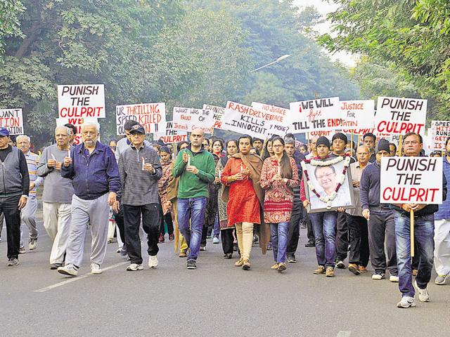 The candlelight march was led by Jatin Virmani’s wife Vandana and father Som Nath.(Parveen Kumar/HT Photo) The candlelight march was led by Jatin Virmani’s wife Vandana and father Som Nath.(Parveen Kumar/HT Photo)