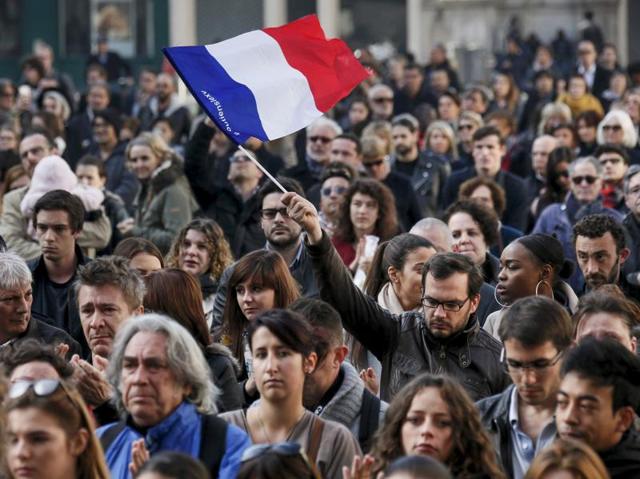 A man waves a French flag as several hundred people gather to observe a minute of silence in Lyon, France. (REUTERS Photo) A man waves a French flag as several hundred people gather to observe a minute of silence in Lyon, France. (REUTERS Photo)