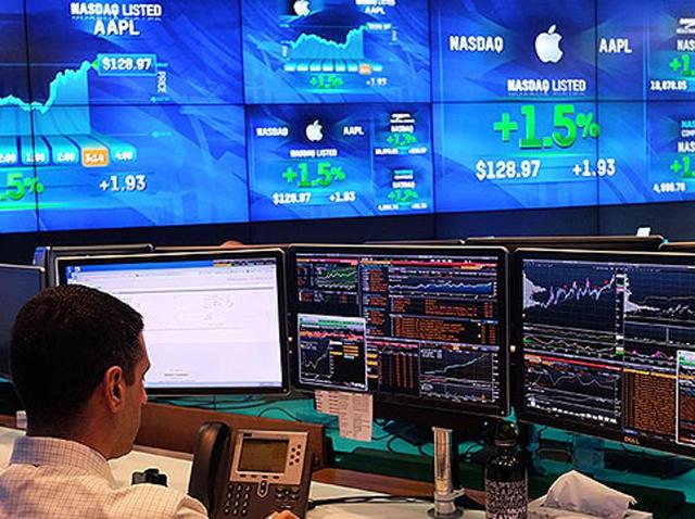Investors worldwide rushed to safe havens as France launched air attacks in Syria against the Islamic State and commodity prices rose, bucking industry trends that had seen crude oil and gold prices dip in recent months. (AFP File Photo) Investors worldwide rushed to safe havens as France launched air attacks in Syria against the Islamic State and commodity prices rose, bucking industry trends that had seen crude oil and gold prices dip in recent months. (AFP File Photo)