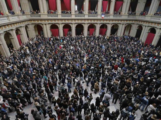 Students and teachers of Strasbourg University observe a minute of silence at the "Palais Universitaire" in Strasbourg, to pay tribute to victims of Friday's Paris attacks. (REUTERS Photo) Students and teachers of Strasbourg University observe a minute of silence at the "Palais Universitaire" in Strasbourg, to pay tribute to victims of Friday's Paris attacks. (REUTERS Photo)