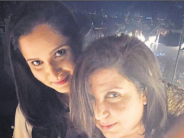 Sania takes a selfie with filmmaker Farah Khan. (Instagram) Sania takes a selfie with filmmaker Farah Khan. (Instagram)