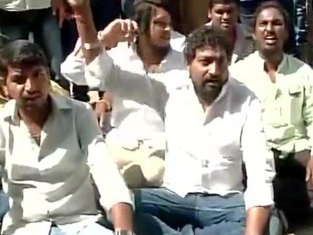 Protesters outside the school where the three-year-old girl died.(ANI Photo) Protesters outside the school where the three-year-old girl died.(ANI Photo)