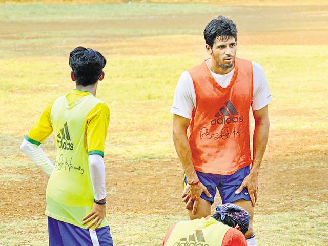 Sidharth Malhotra also played along. (Photo: Yogen Shah/HT)