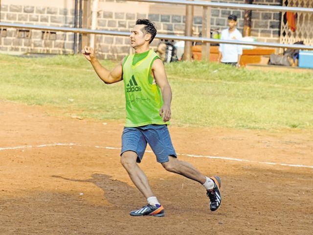 Dino Morea plays football on the Khar grounds in Mumbai. (Photo: Yogen Shah/HT)