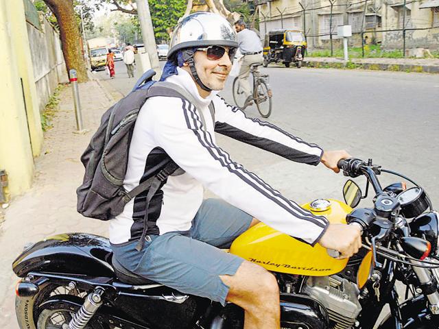 Dino Morea spotted near the football grounds in Mumbai. (Photo: Yogen Shah/HT)