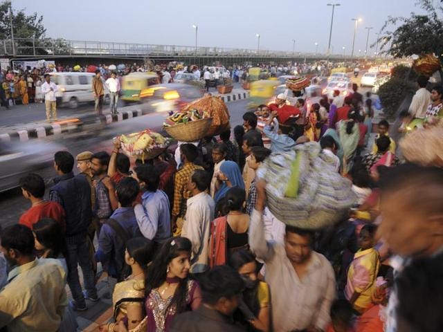 Traffic Jam near ITO during the Chhath festival on the banks of the river Yamuna in New Delhi. (Sonu Mehta/HT Photo)