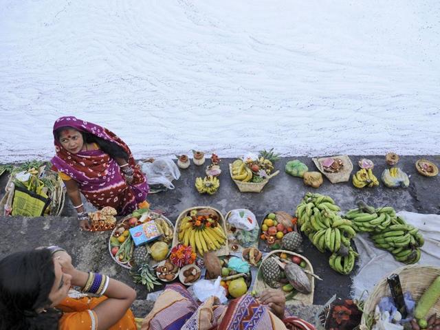 Hindu devotees offer prayers during Chhath Puja on the banks of river Yamuna, in Noida. (Burhaan Kinu / HT Photo)
