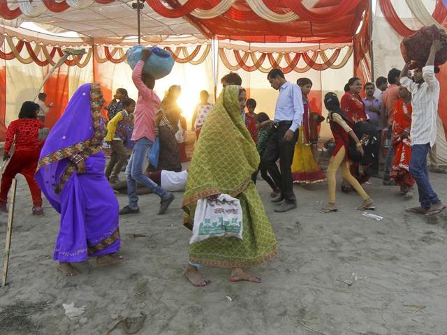 Devotees offer prayers during the Chhath festival at the Kudsia Ghat Near ISBT in New Delhi, on Tuesday. (Ravi Choudhary/HT Photo)