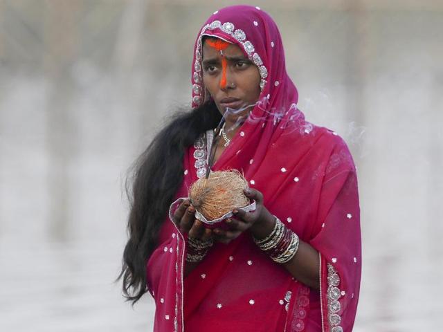 Devotees offer prayers during the Chhath festival at the Kudsia Ghat Near ISBT in New Delhi. (Ravi Choudhary /HT Photo)