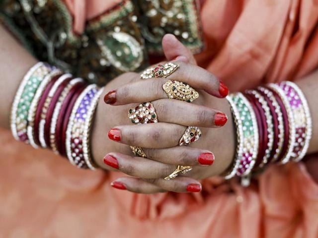 Devotees offer prayers during the Chhath festival at the Kudsia Ghat Near ISBT in New Delhi. (Ravi Choudhary /HT Photo)
