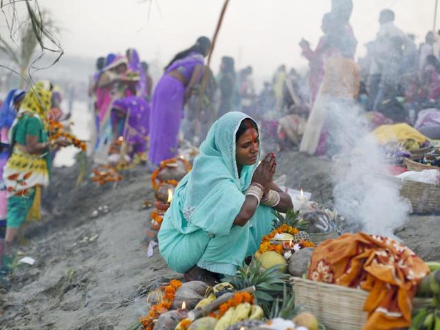 Devotees offer prayers during the Chhath festival at the Kudsia Ghat Near ISBT in New Delhi. (Ravi Choudhary/HT Photo)