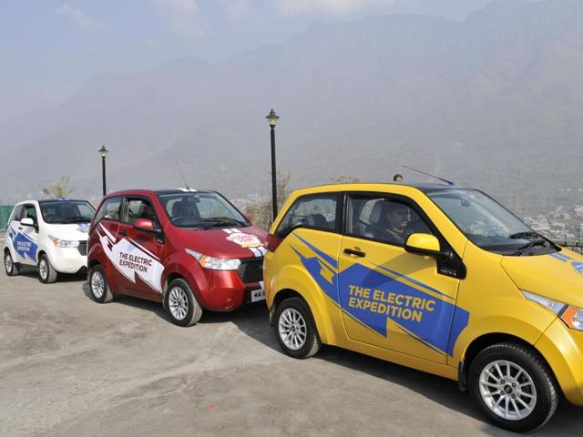 The drive, which is being organised by Mahindra Reva Electric Vehicles, aims to demonstrate the advantages of electric vehicles and propagate zero emission and zero fuel drives. (WASim Andrabi/HT )