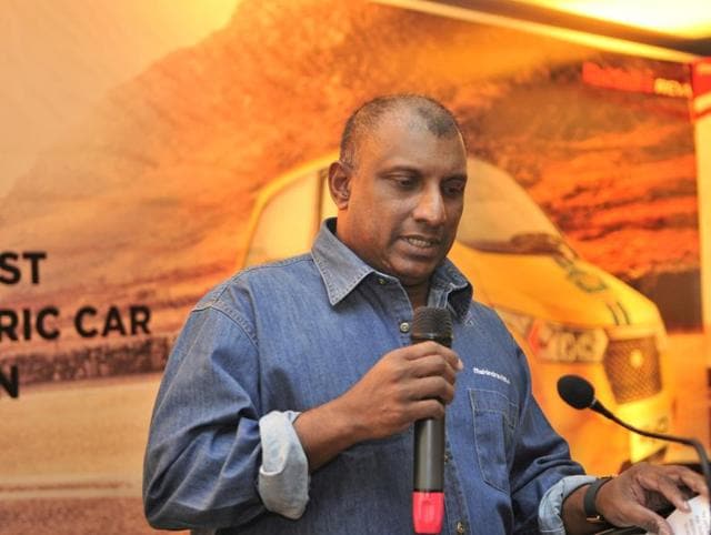 Sri Lankan former cricketer Aravinda De Silva speaks during the flagging-off ceremony of the expedition in Srinagar. (Waseem Andrabi/HT )