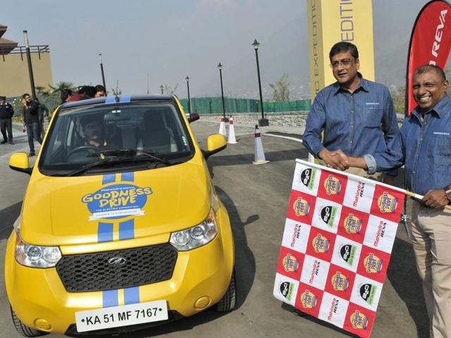 Former Sri Lankan former cricketer Aravinda De Silva (R) flags off the electric car expedition in Srinagar. The expedition will cover a distance of over 5,000 km from Kashmir to Kanyakumari. (Waseem Andrabi/HT )