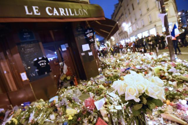 People gather in front of a makeshift memorial outside Le Carillon cafe, in tribute to the victims of the Paris attacks claimed by Islamic State which killed at least 129 people and left more than 350 injured. (AFP Photo) People gather in front of a makeshift memorial outside Le Carillon cafe, in tribute to the victims of the Paris attacks claimed by Islamic State which killed at least 129 people and left more than 350 injured. (AFP Photo)
