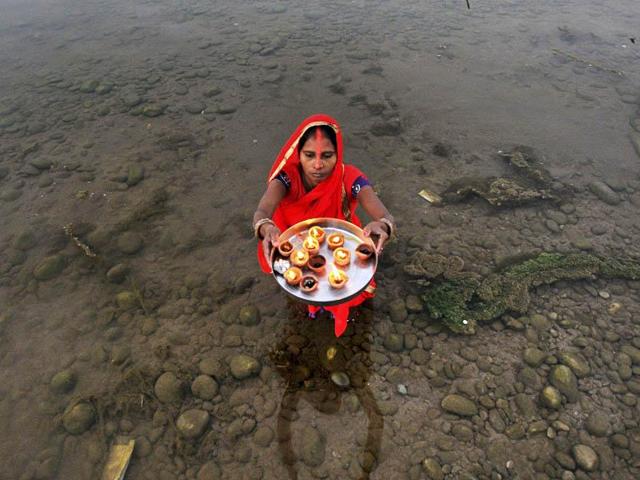 A Hindu devotees offer prayers during the Chhath festival, in Jammu. (Nitin Kanotra /HT Photo)