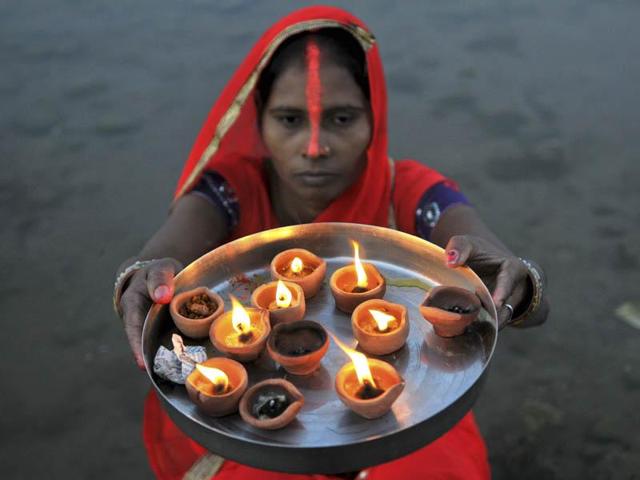 A Hindu devotees offer prayers during the Chhath festival, in Jammu, on Tuesday. (Nitin Kanotra / HT Photo)