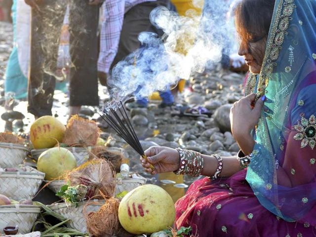 A Hindu devotee offer prayers during the Chhath festival, in Jammu, on Tuesday. (Nitin Kanotra/HT Photo)