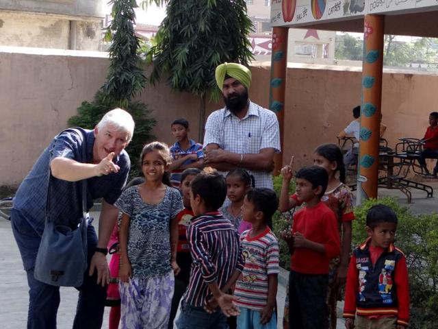 David Gee interacting with children of Government Middle School at Singhpur Dona village in Jalandhar on Monday. (Parampreet Singh Narula/HT Photo) David Gee interacting with children of Government Middle School at Singhpur Dona village in Jalandhar on Monday. (Parampreet Singh Narula/HT Photo)