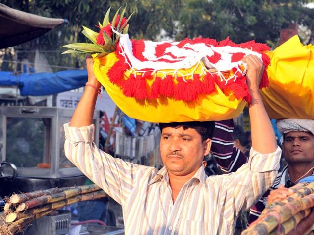 Devotees carrying sweets and fruits in decorated baskets to perform Chhath Puja in Jalandhar on Tuesday. (Pardeep Pandit/HT Photo)