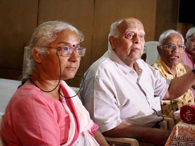 NBA leader Medha Patkar with Justice (Retd.) V D Gyani (second from left) and other members of the Independent People's Tribunal in Bhopal on Tuesday.(PTI) NBA leader Medha Patkar with Justice (Retd.) V D Gyani (second from left) and other members of the Independent People's Tribunal in Bhopal on Tuesday.(PTI)